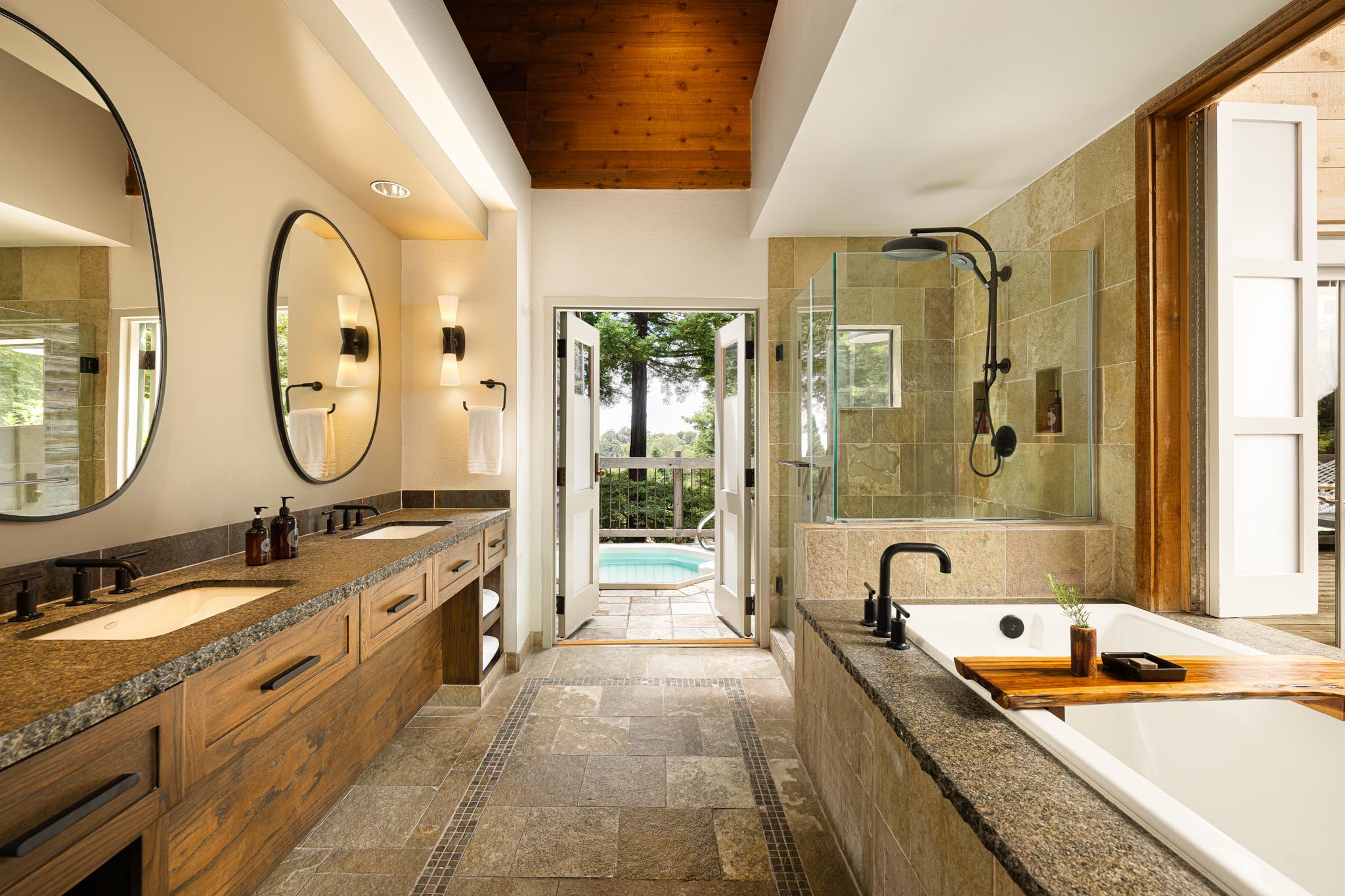 /images/stay/Big Sur Spa Suite Bedroom Bathroom.jpg
